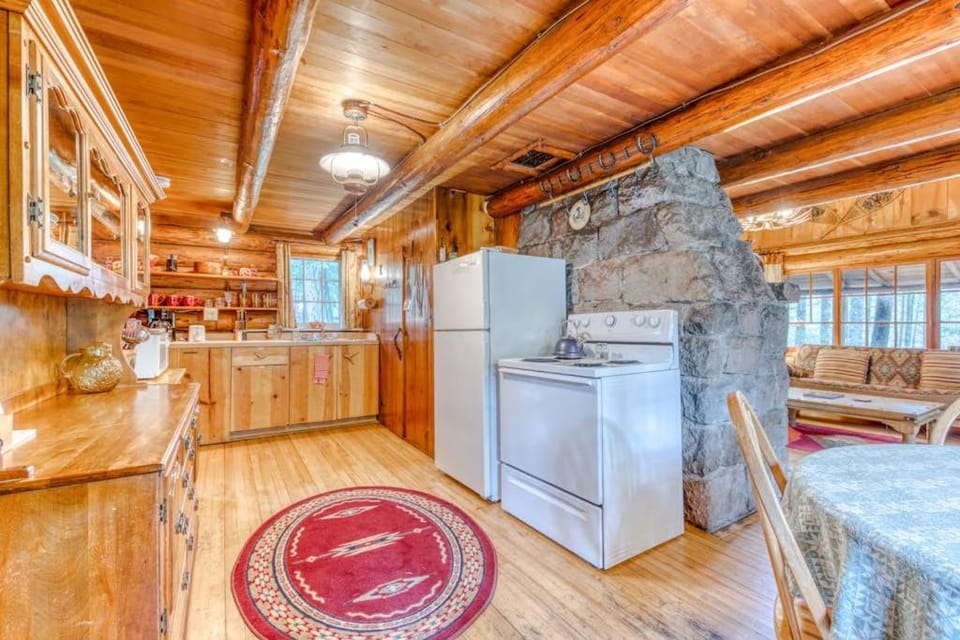 Historic riverfront Steiner cabin in forest with firepit deck & patio lounging Cabin in Mount Hood Village
