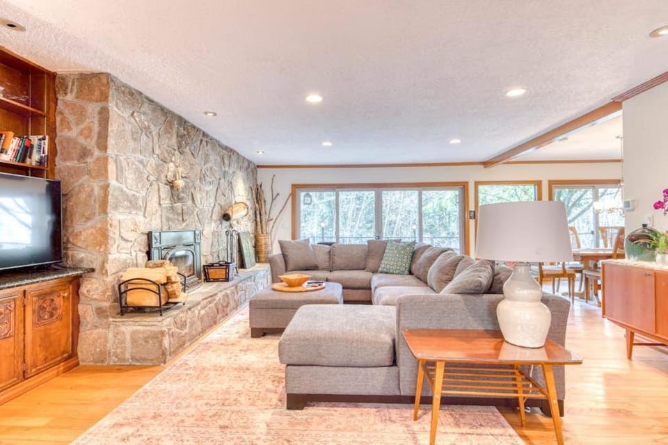 Dog-friendly riverfront home with a wood-burning fireplace & views House in Welches