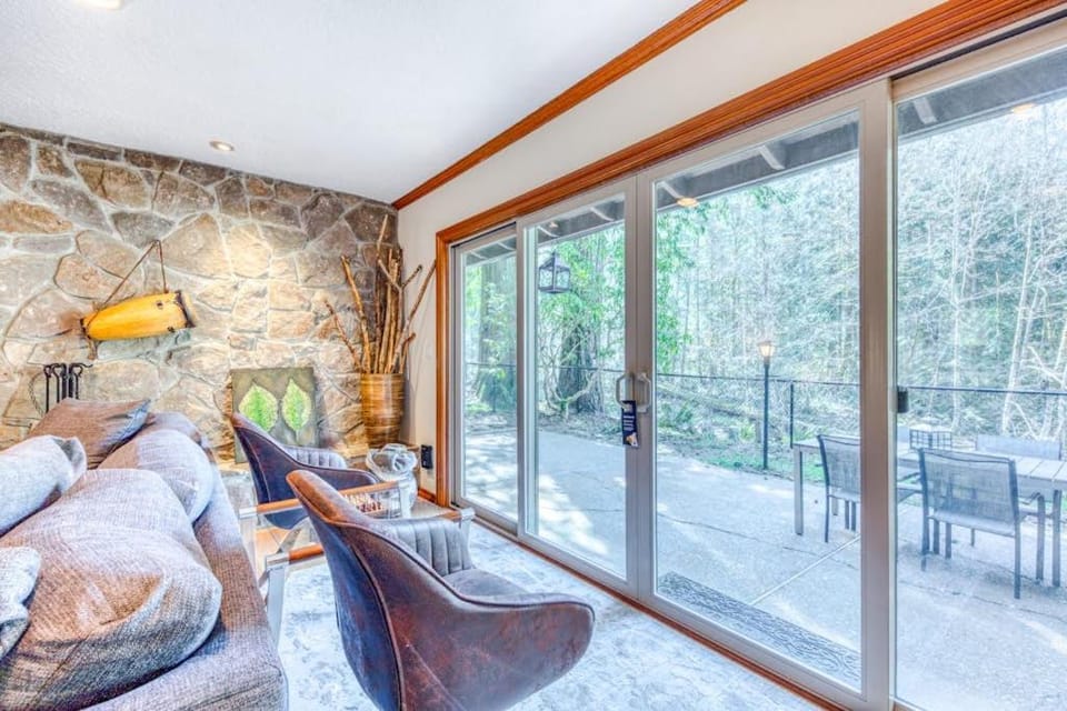 Dog-friendly riverfront home with a wood-burning fireplace & views House in Welches