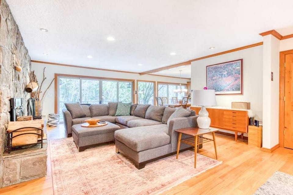Dog-friendly riverfront home with a wood-burning fireplace & views House in Welches