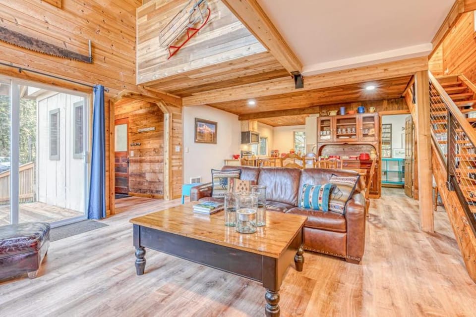 Fantastic river cabin near Mount Hood with private hot tub firepit & wood stove Cabin in Mount Hood Village