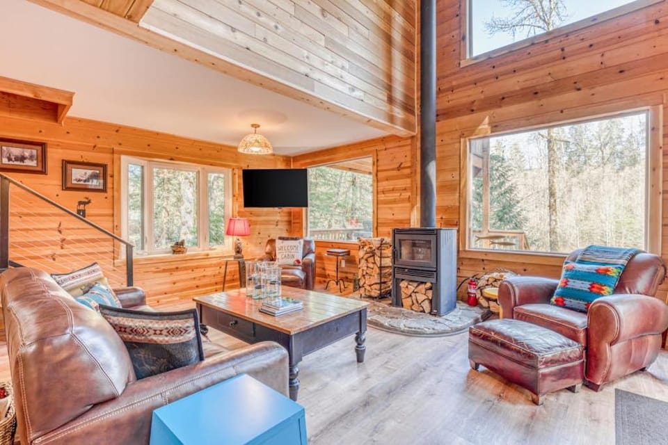 Fantastic river cabin near Mount Hood with private hot tub firepit & wood stove Cabin in Mount Hood Village