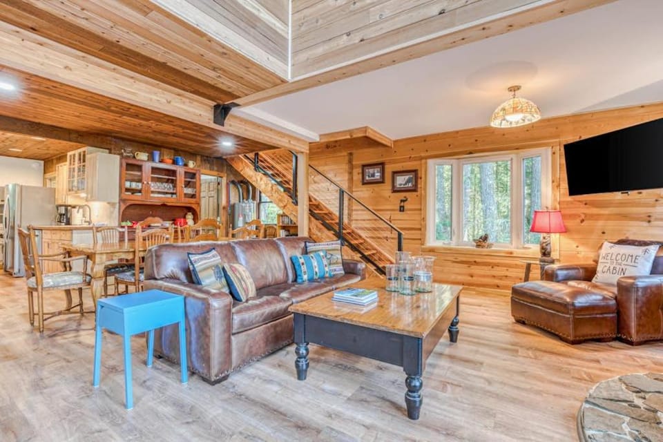 Fantastic river cabin near Mount Hood with private hot tub firepit & wood stove Cabin in Mount Hood Village