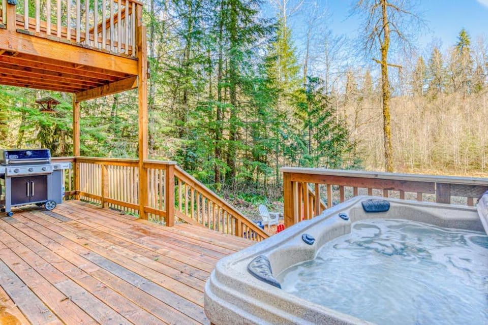 Fantastic river cabin near Mount Hood with private hot tub firepit & wood stove Cabin in Mount Hood Village
