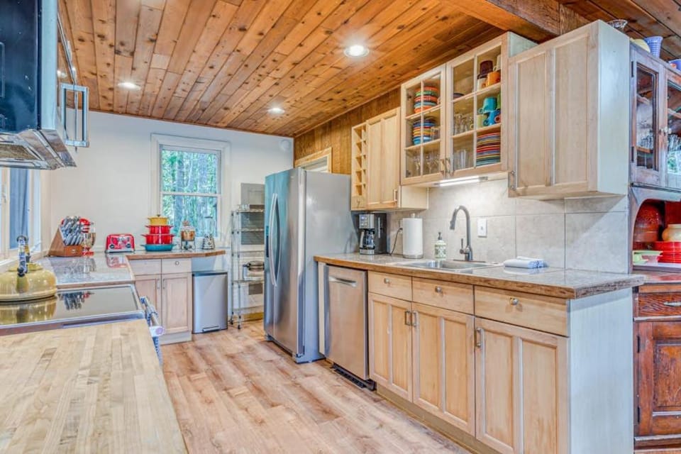 Fantastic river cabin near Mount Hood with private hot tub firepit & wood stove Cabin in Mount Hood Village