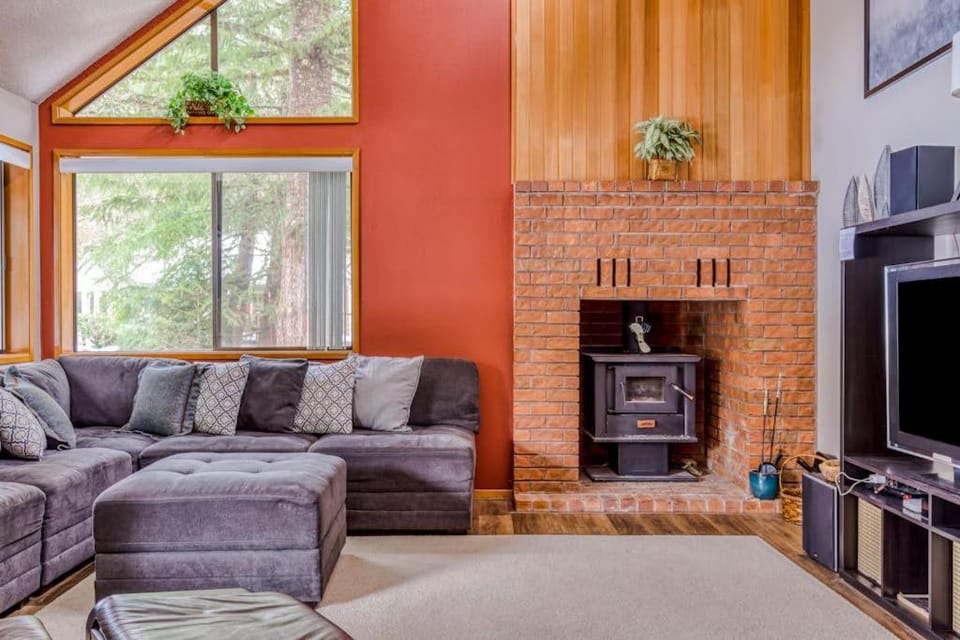 Beautiful golf-course-view home with pool & tennis access private hot tub & W&D House in Welches