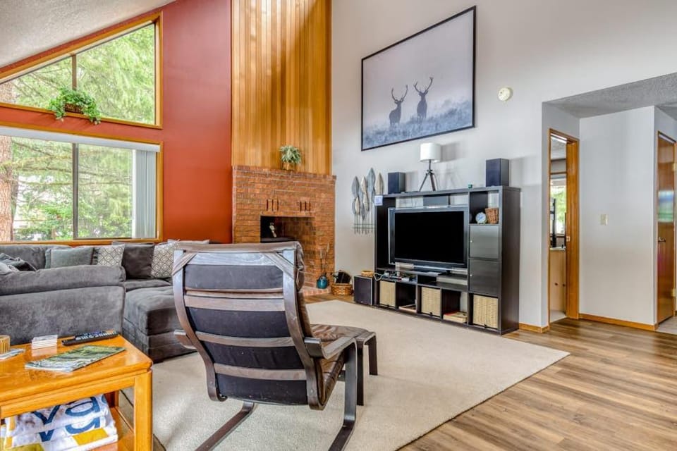 Beautiful golf-course-view home with pool & tennis access private hot tub & W&D House in Welches