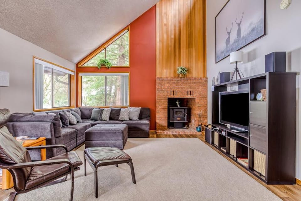 Beautiful golf-course-view home with pool & tennis access private hot tub & W&D House in Welches