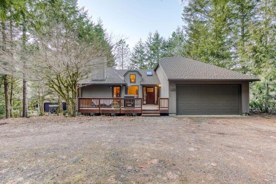 Expansive golf-view getaway with private hot tub pool fast WiFi & game room House in Welches