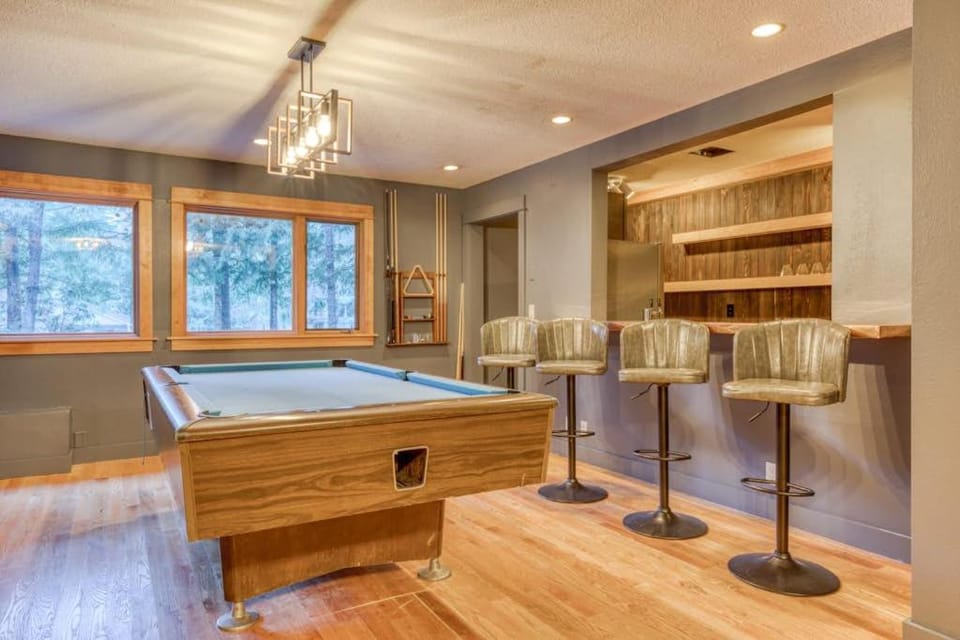 Expansive golf-view getaway with private hot tub pool fast WiFi & game room House in Welches