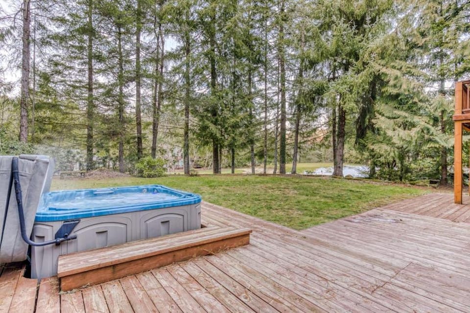 Expansive golf-view getaway with private hot tub pool fast WiFi & game room House in Welches