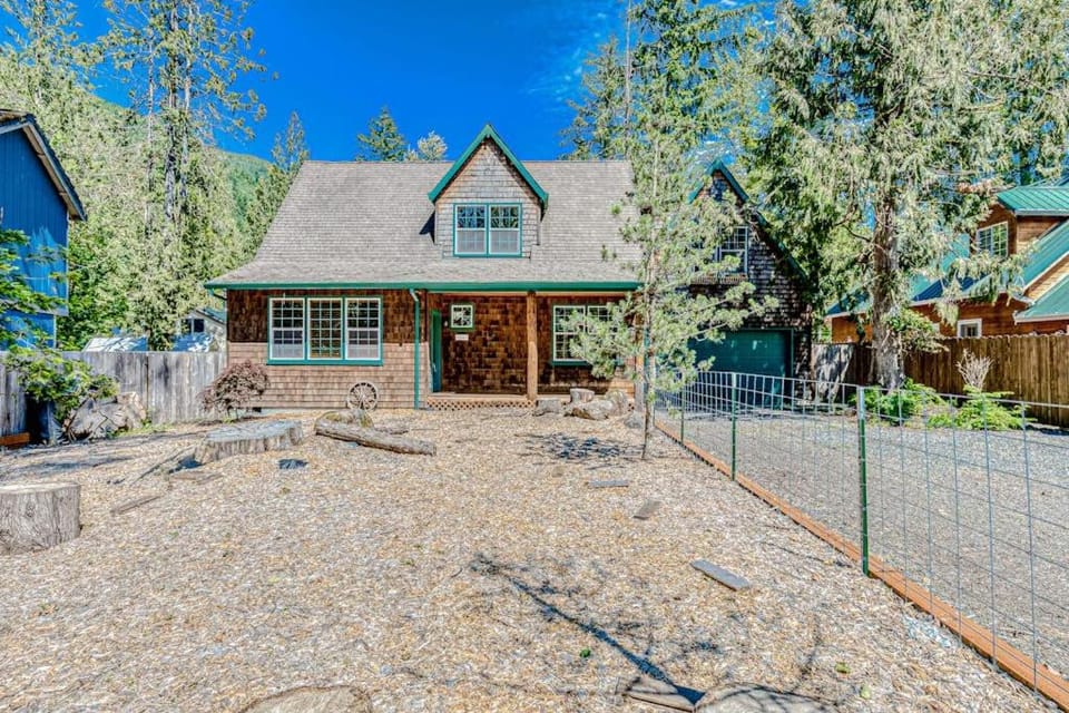 Dog-friendly home with pool & tennis access fenced yard deck & grill House in Mount Hood Village