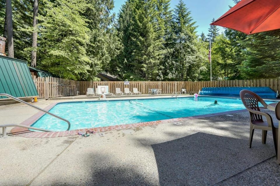 Dog-friendly home with pool & tennis access fenced yard deck & grill House in Mount Hood Village