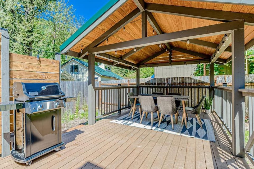 Dog-friendly home with pool & tennis access fenced yard deck & grill House in Mount Hood Village