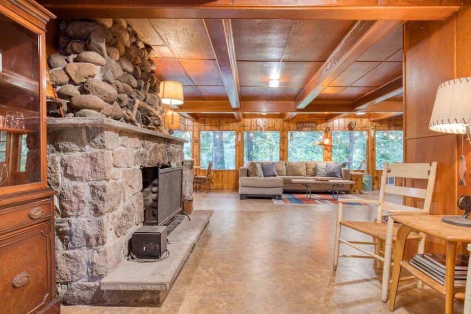 Charming Home with Free WiFi washer&dryer Wood Fireplace and Furnished Deck House in Clackamas County
