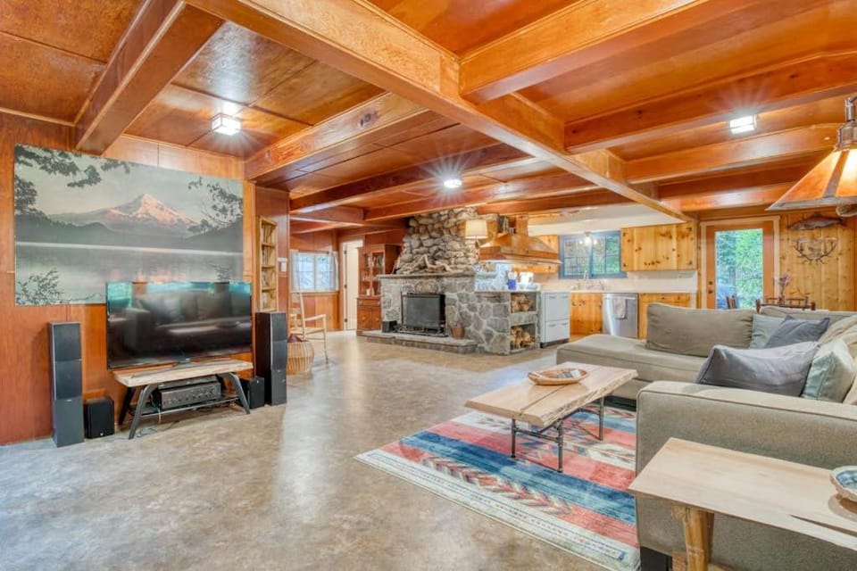 Charming Home with Free WiFi washer&dryer Wood Fireplace and Furnished Deck House in Clackamas County