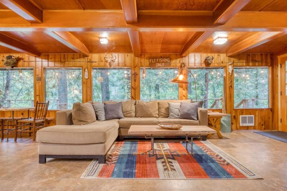 Charming Home with Free WiFi washer&dryer Wood Fireplace and Furnished Deck House in Clackamas County
