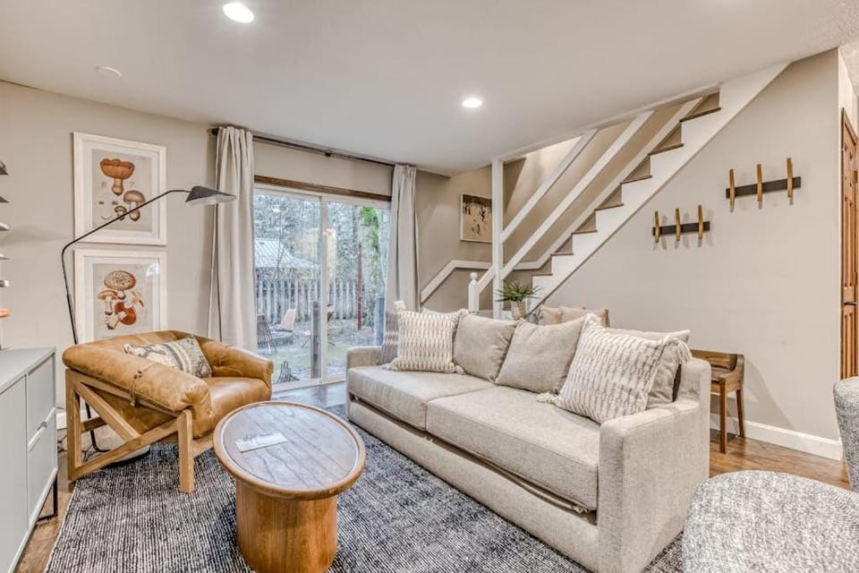 Woodland home near the Sandy River with firepit fireplace & great location House in Mount Hood Village