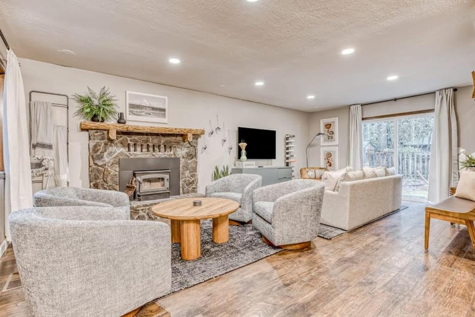 Woodland home near the Sandy River with firepit fireplace & great location House in Mount Hood Village