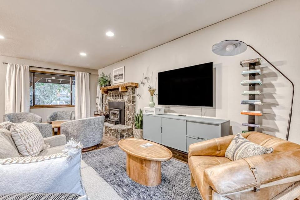 Woodland home near the Sandy River with firepit fireplace & great location House in Mount Hood Village