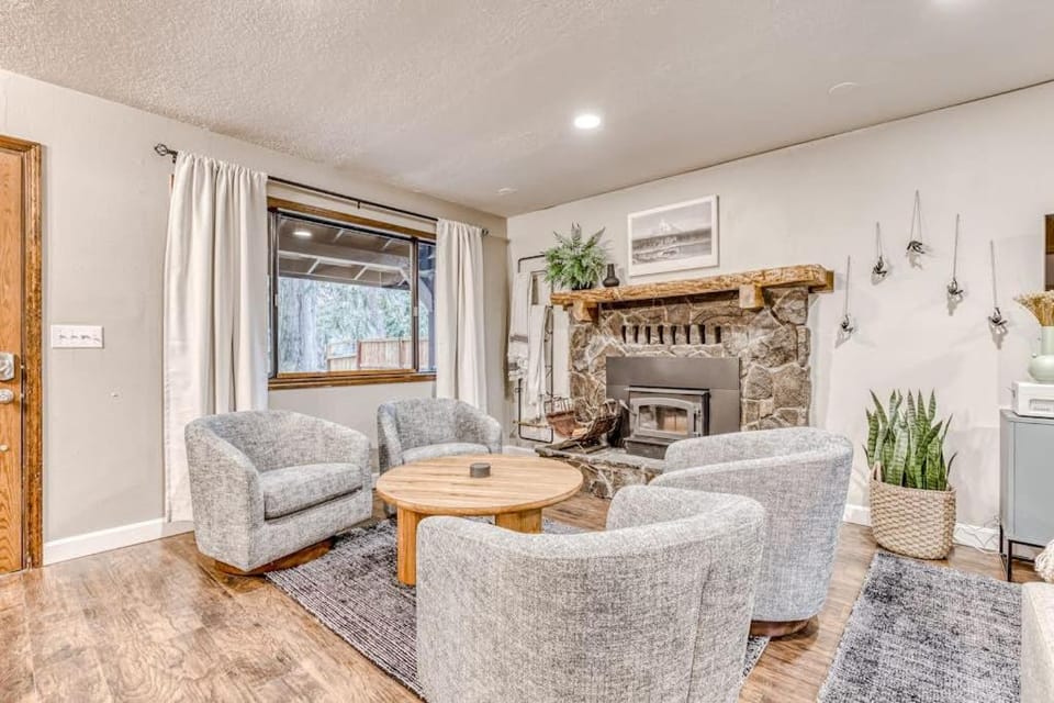 Woodland home near the Sandy River with firepit fireplace & great location House in Mount Hood Village