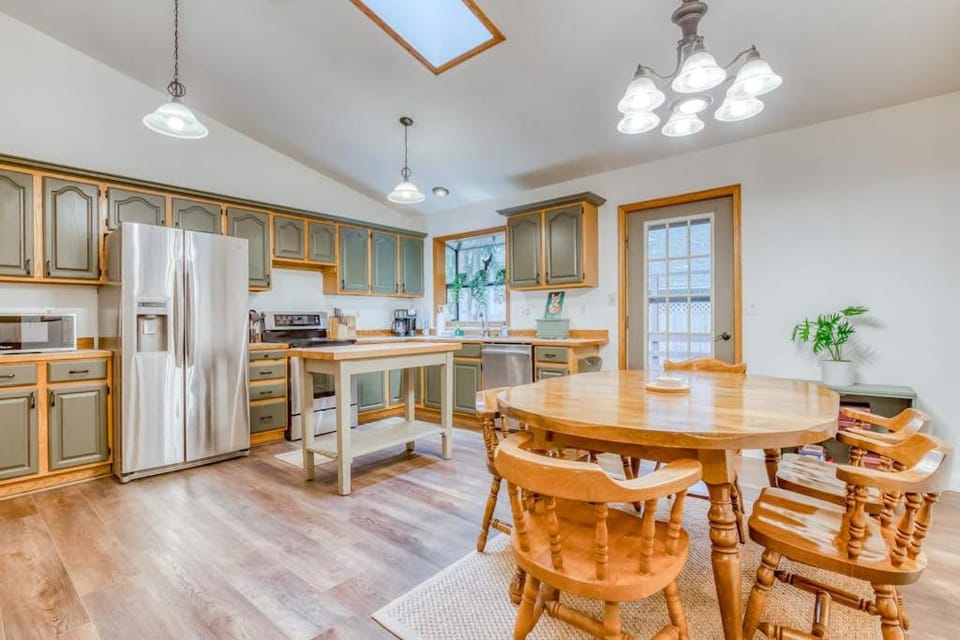 Dog-friendly mountain home with private hot tub fenced yard deck & W&D House in Mount Hood Village