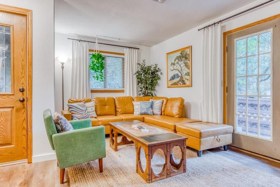 Dog-friendly mountain home with private hot tub fenced yard deck & W&D House in Mount Hood Village