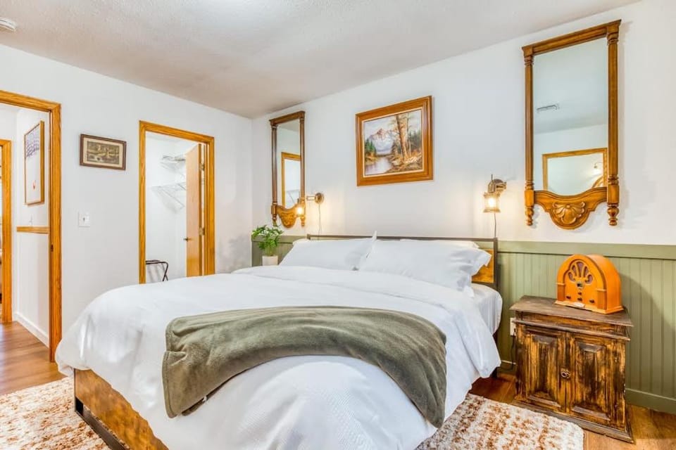 Dog-friendly mountain home with private hot tub fenced yard deck & W&D House in Mount Hood Village