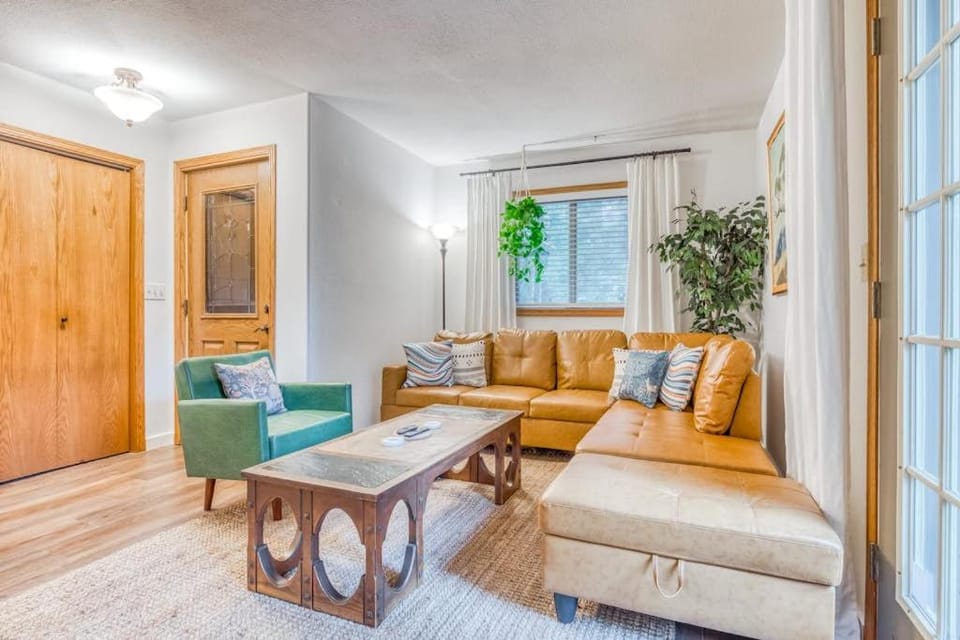 Dog-friendly mountain home with private hot tub fenced yard deck & W&D House in Mount Hood Village