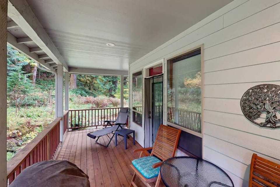 Charming riverfront apartment with kitchenette grill & central AC Apartment in Welches