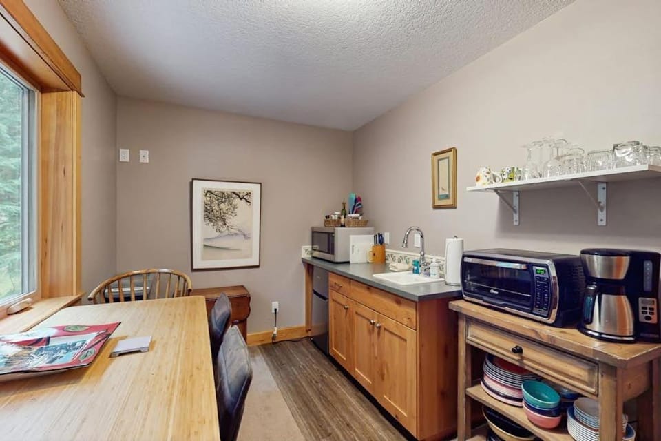 Charming riverfront apartment with kitchenette grill & central AC Apartment in Welches