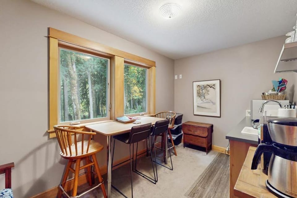 Charming riverfront apartment with kitchenette grill & central AC Apartment in Welches