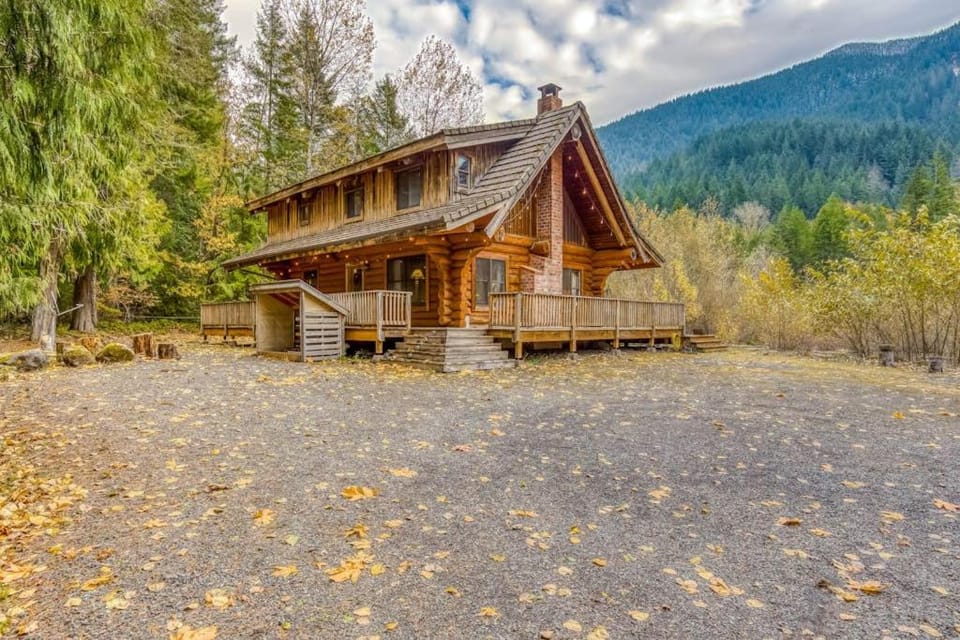 Mountain view dog-friendly cabin with fireplace washer&dryer grill & hot tub Cabin in Mount Hood Village