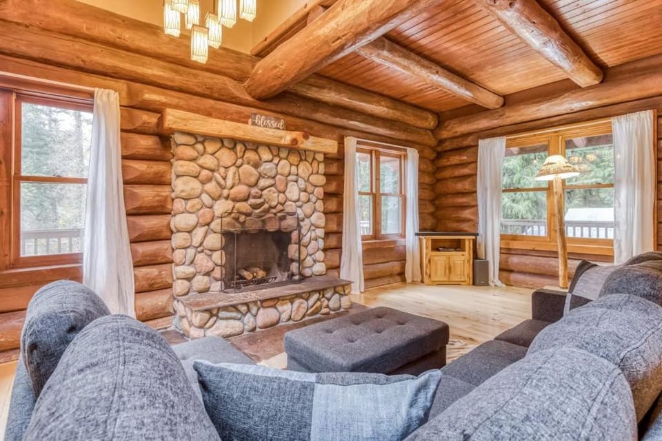 Mountain view dog-friendly cabin with fireplace washer&dryer grill & hot tub Cabin in Mount Hood Village