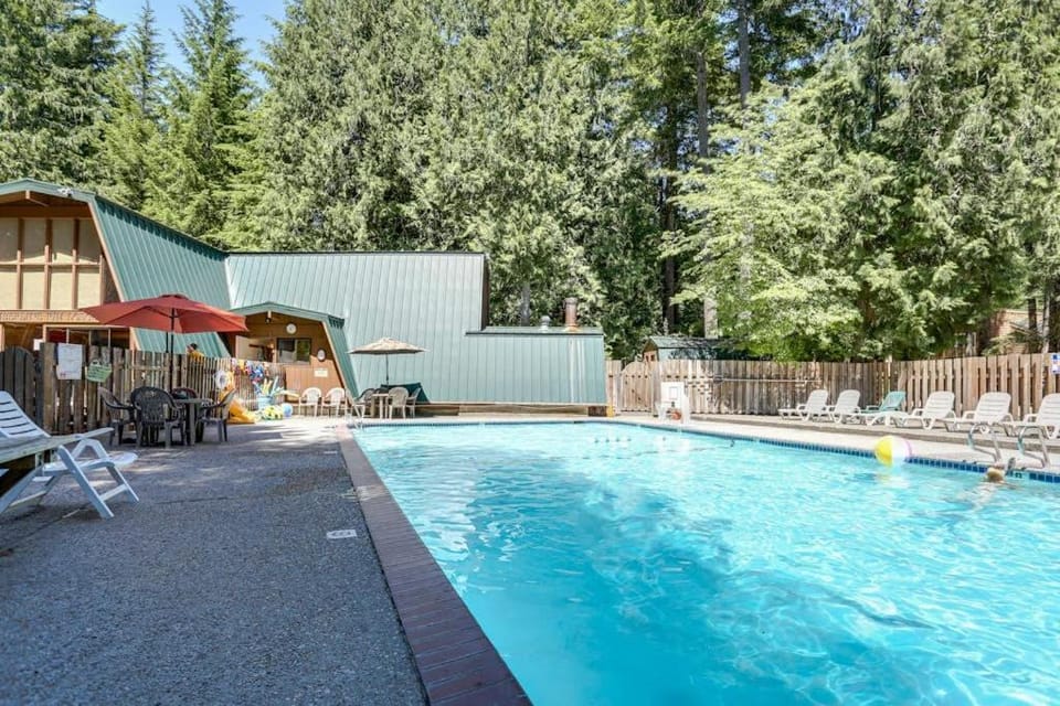 Dog-friendly cabin with deck fenced yard game room & hot tub Cabin in Mount Hood Village