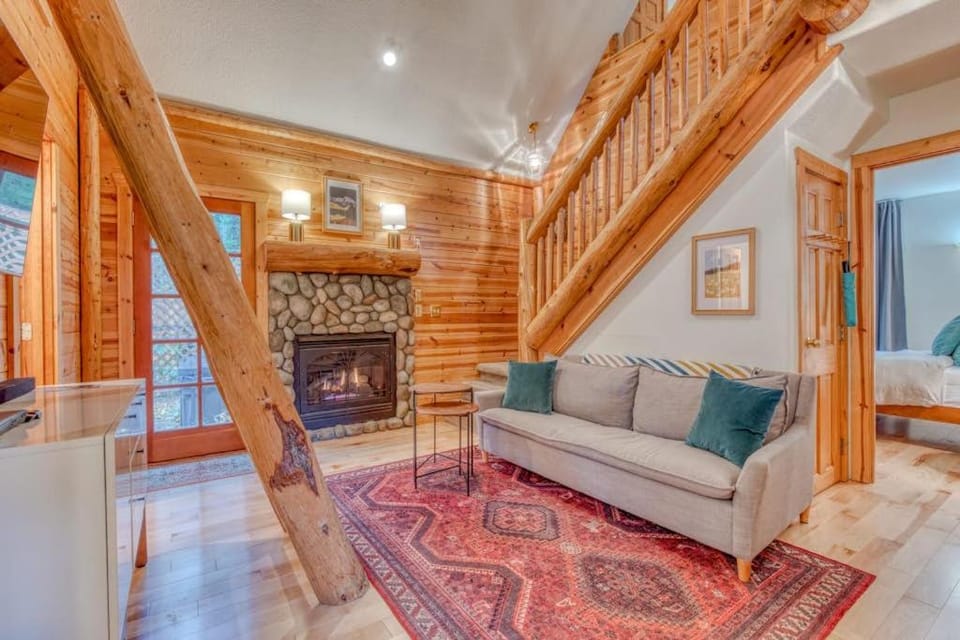 Dog-friendly cabin with deck fenced yard game room & hot tub Cabin in Mount Hood Village