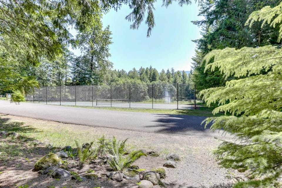 Spacious Mountain Home with Decks Firepit Grill Wood Stove W&D & Free WiFi House in Mount Hood Village