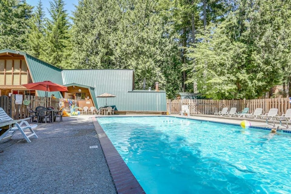 Spacious Mountain Home with Decks Firepit Grill Wood Stove W&D & Free WiFi House in Mount Hood Village