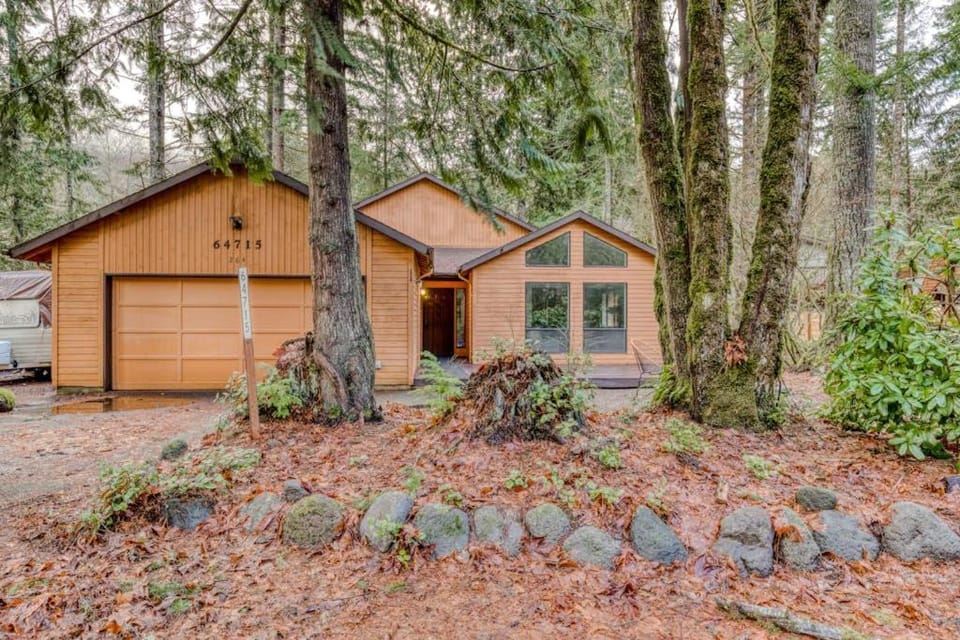 Spacious Mountain Home with Decks Firepit Grill Wood Stove W&D & Free WiFi House in Mount Hood Village