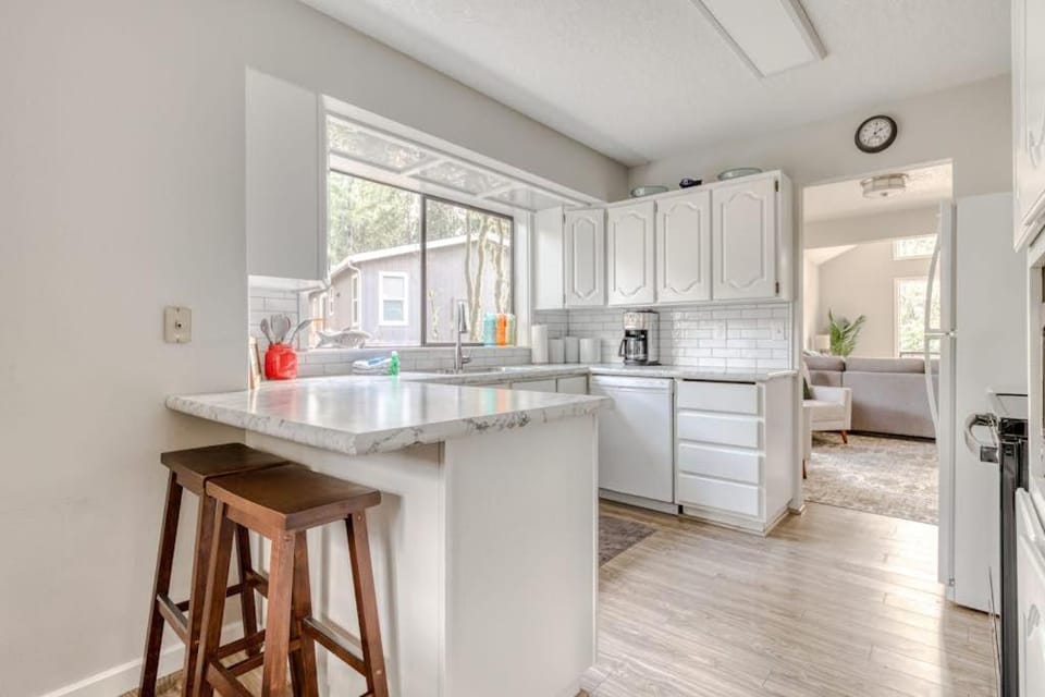 Spacious Mountain Home with Decks Firepit Grill Wood Stove W&D & Free WiFi House in Mount Hood Village