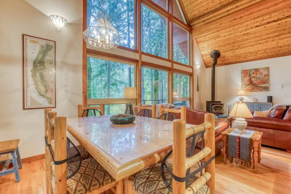 Gorgeous home with views of the river fireplace washer&dryer & dog-friendly House in Clackamas County