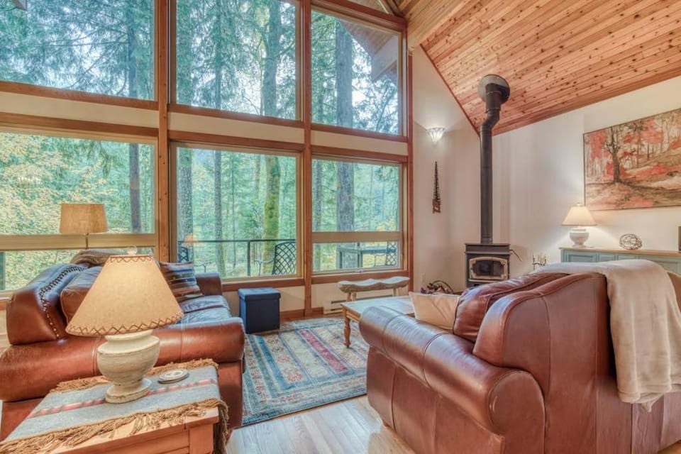 Gorgeous home with views of the river fireplace washer&dryer & dog-friendly House in Clackamas County