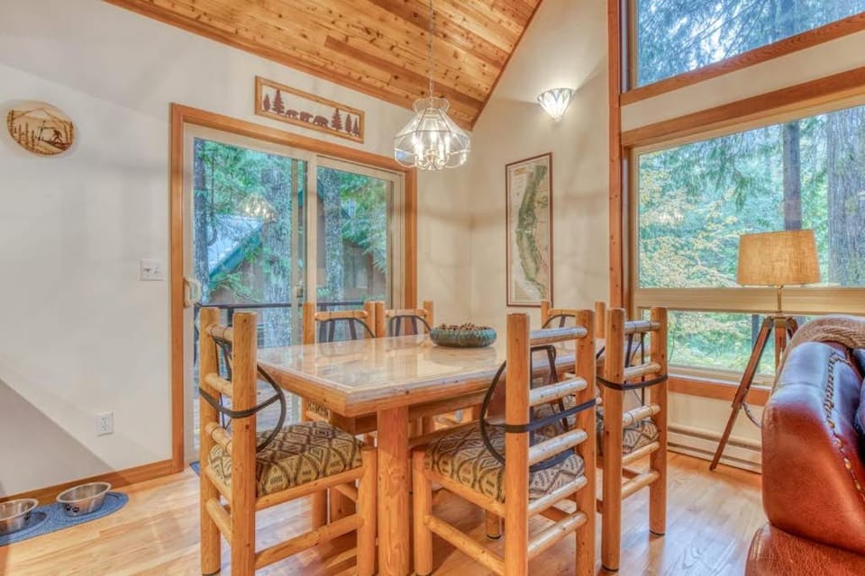 Gorgeous home with views of the river fireplace washer&dryer & dog-friendly House in Clackamas County