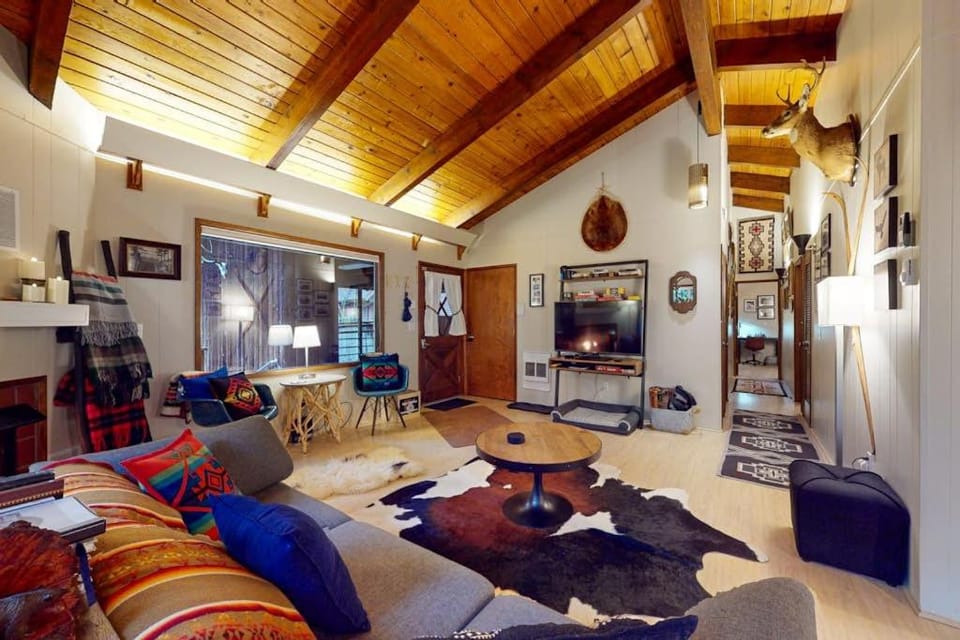 Secluded dog-friendly cabin with two fireplaces washer&dryer deck & firepit Cabin in Mount Hood Village