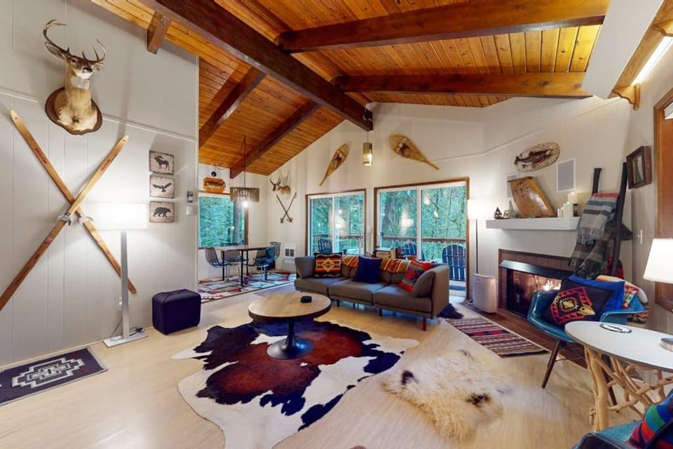 Secluded dog-friendly cabin with two fireplaces washer&dryer deck & firepit Cabin in Mount Hood Village