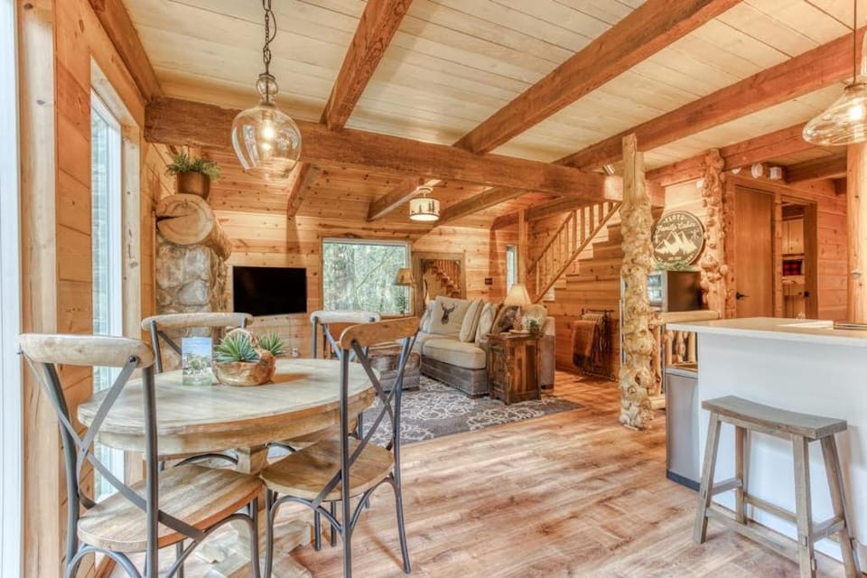 2-story mountain cabin with loft and fireplace deck streaming washer&dryer Cabin in Clackamas County