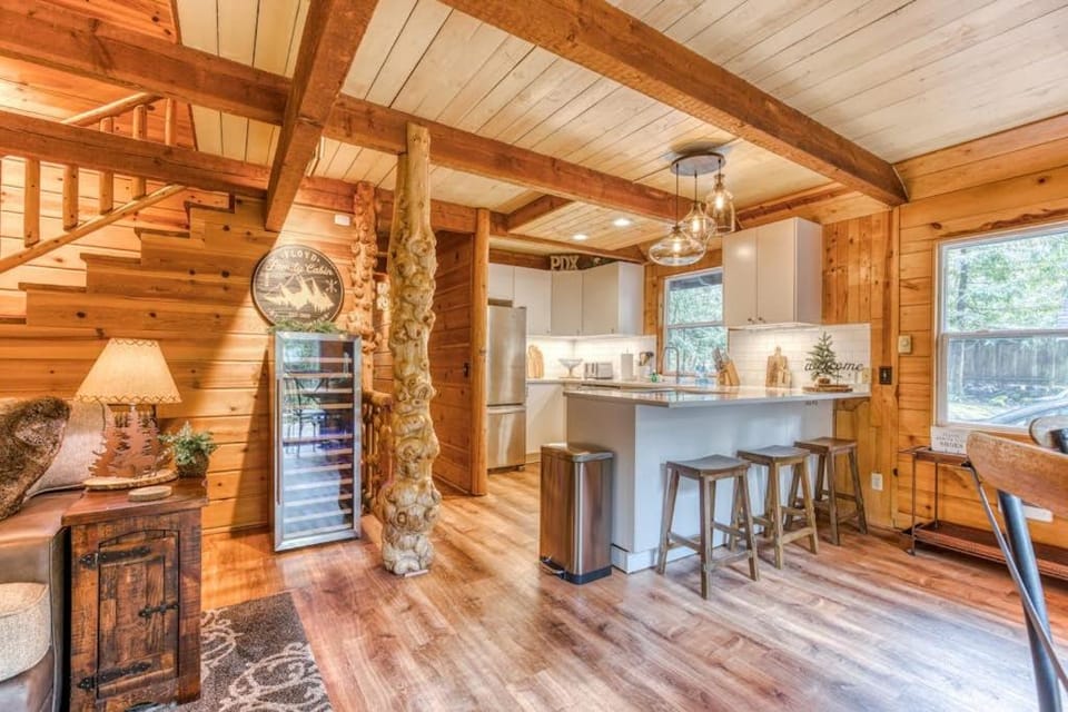 2-story mountain cabin with loft and fireplace deck streaming washer&dryer Cabin in Clackamas County