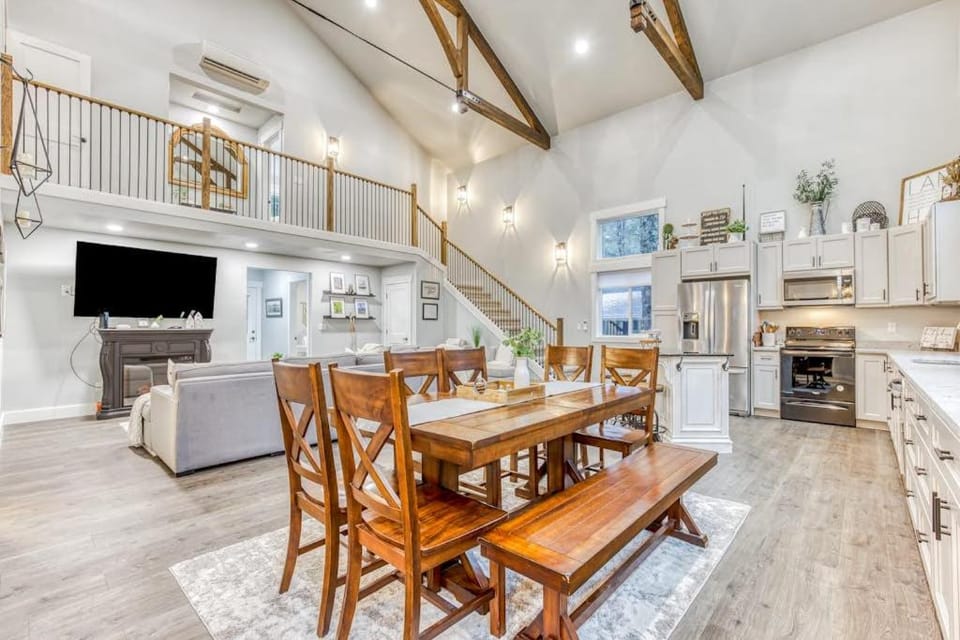 Inviting home with fireplace sauna full kitchen & W&D House in Welches