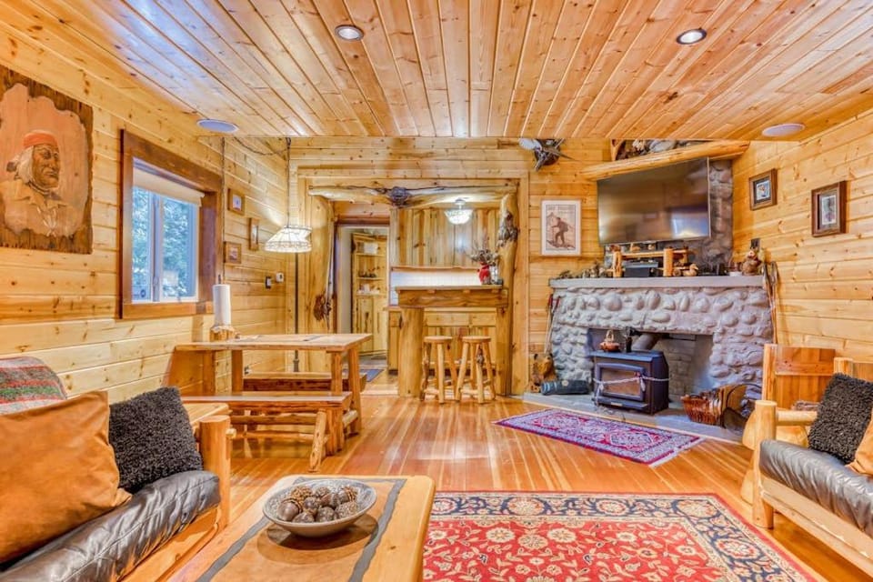 Quiet riverfront cabin with private hot tub & scenic location Cabin in Mount Hood Village