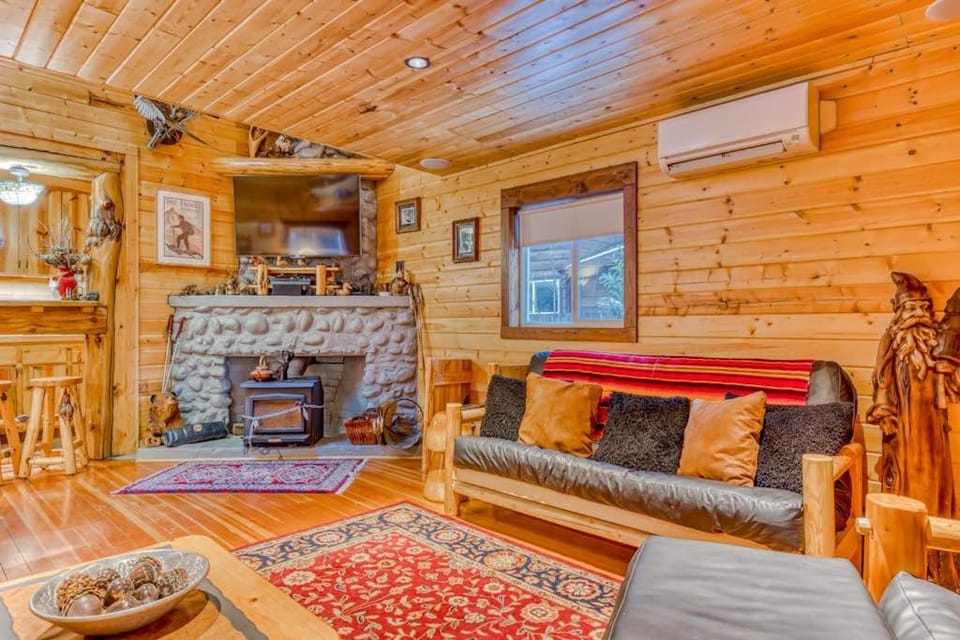 Quiet riverfront cabin with private hot tub & scenic location Cabin in Mount Hood Village